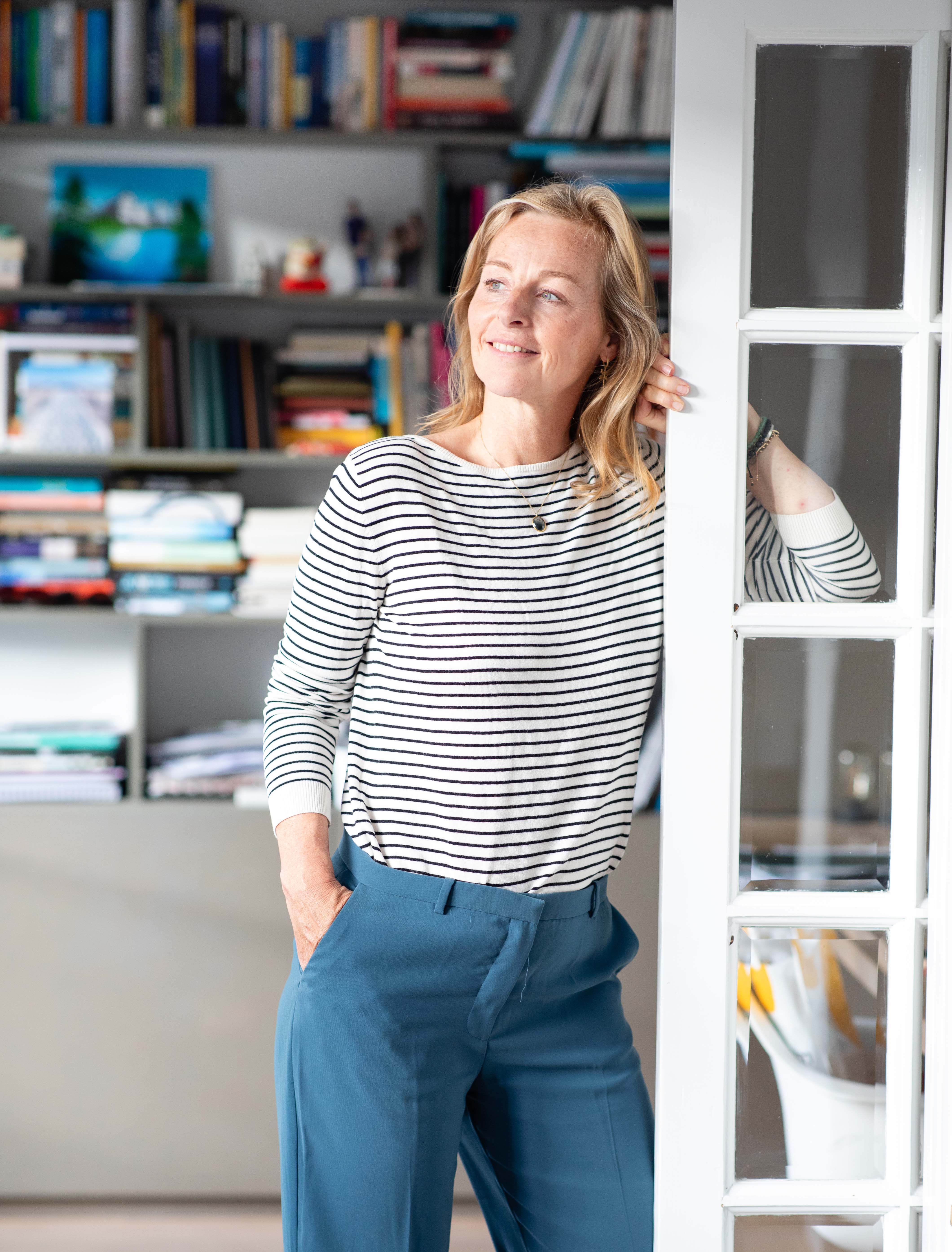 Foto van Lenneke leunend tegen een deur