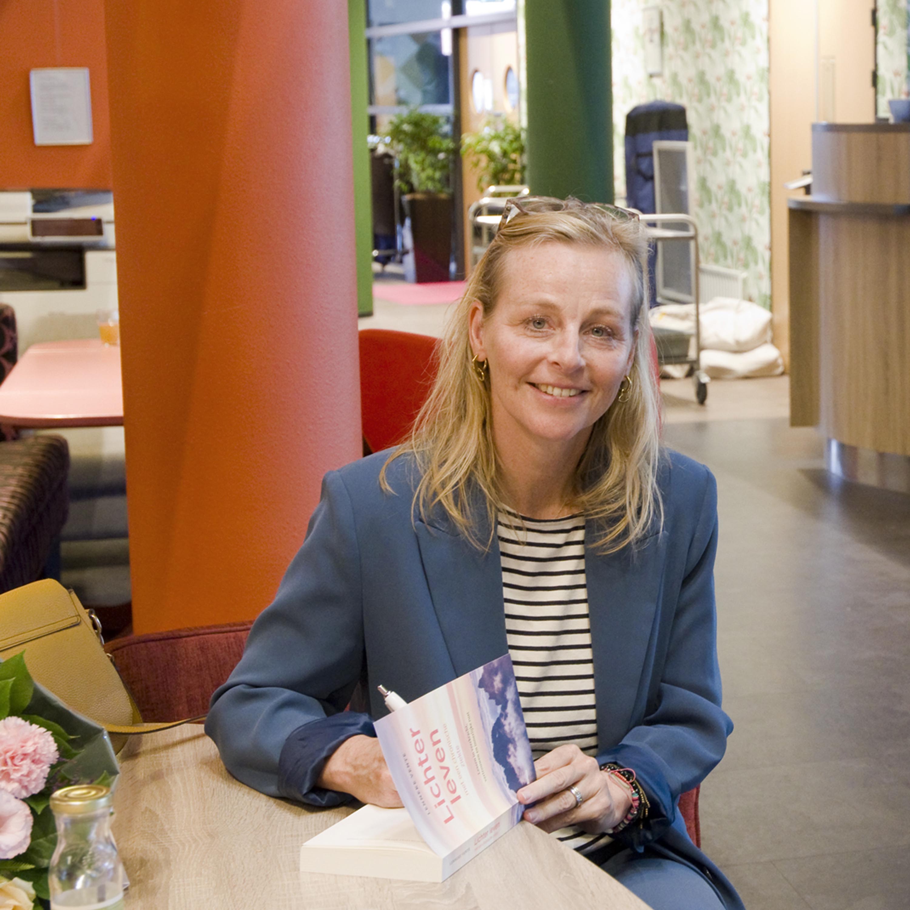 Stichting Lichter Leven Lenneke Vente signeert een exemplaar van Lichter Leven met een chronische ziekte