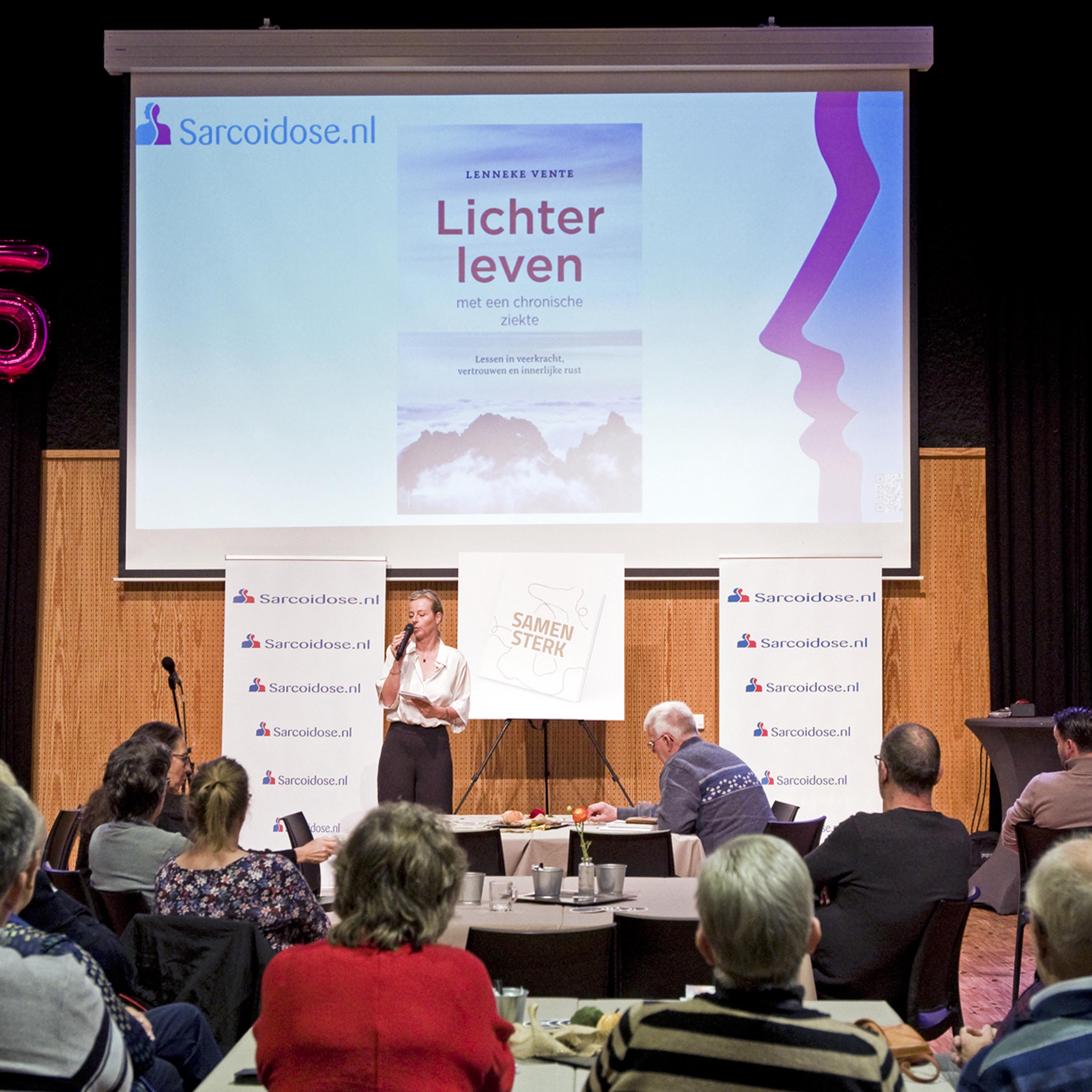 Stichting Lichter Leven Lenneke Vente leunt tegen een deur