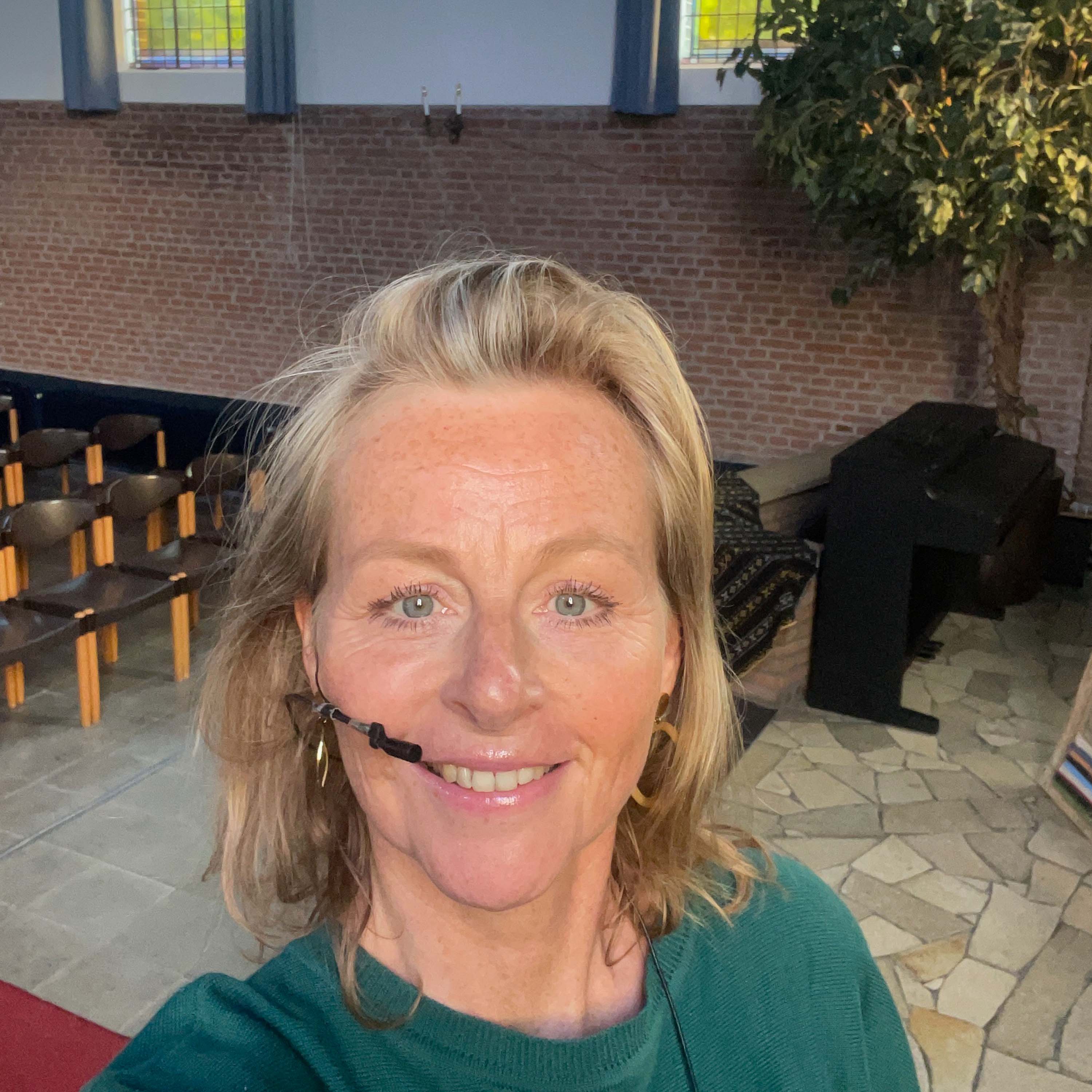 Stichting Lichter Leven Lenneke Vente spreekt op een evenement