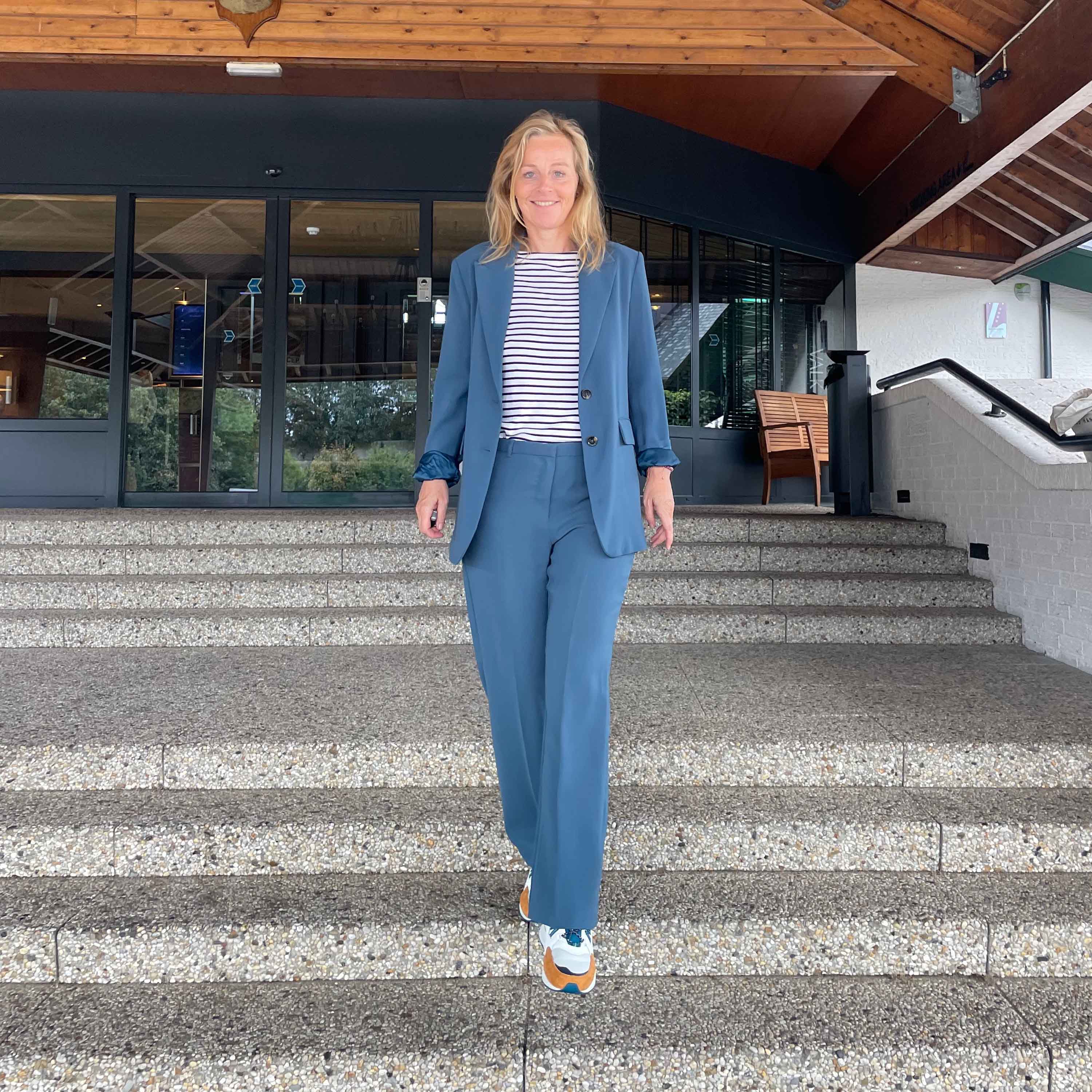 Stichting Lichter Leven Lenneke Vente foto op de trap